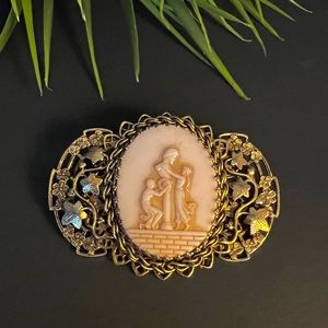 Vintage Antique Yellow Gold Framed Victorian Cameo Brooch Pendant 2 in 1